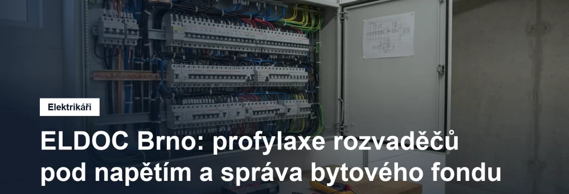Otevřený elektrický rozvaděč s přehledně zapojenými jističi a svorkovnicemi během kontroly v technické místnosti