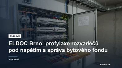 Otevřený elektrický rozvaděč s přehledně zapojenými jističi a svorkovnicemi během kontroly v technické místnosti