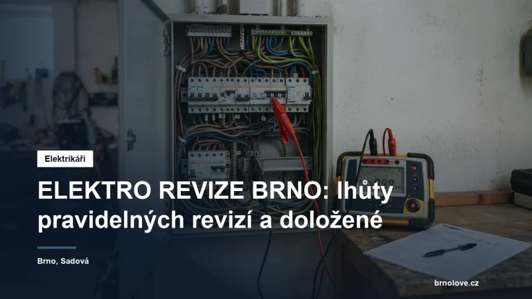 Revizní technik měří izolační odpor na svorkovnici rozvaděče při pravidelné revizi elektroinstalace