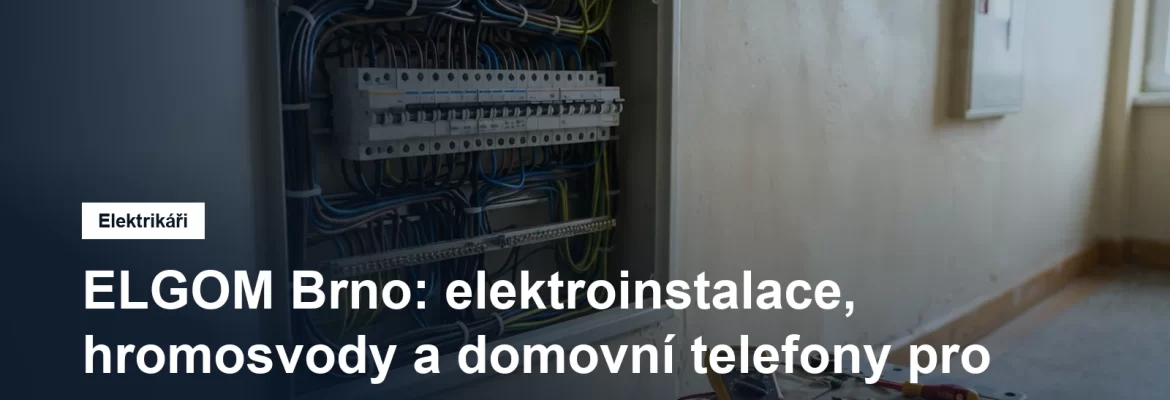 Elektrikář u otevřeného bytového rozvaděče s jističi během rekonstrukce rozvodů v panelovém domě