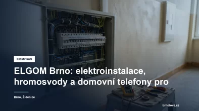 Elektrikář u otevřeného bytového rozvaděče s jističi během rekonstrukce rozvodů v panelovém domě