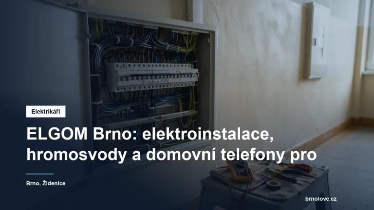 Elektrikář u otevřeného bytového rozvaděče s jističi během rekonstrukce rozvodů v panelovém domě