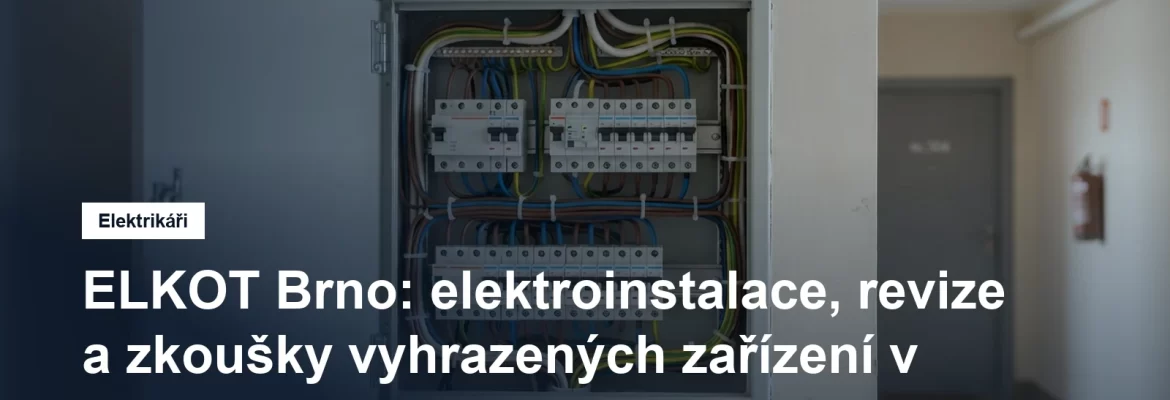 Nový bytový elektroměrový rozvaděč s jističi během rekonstrukce rozvodů v panelovém domě