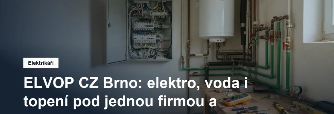 Elektrikář s montážním nářadím u rozpracovaného rozvaděče a rozvodů v technické místnosti bytového domu