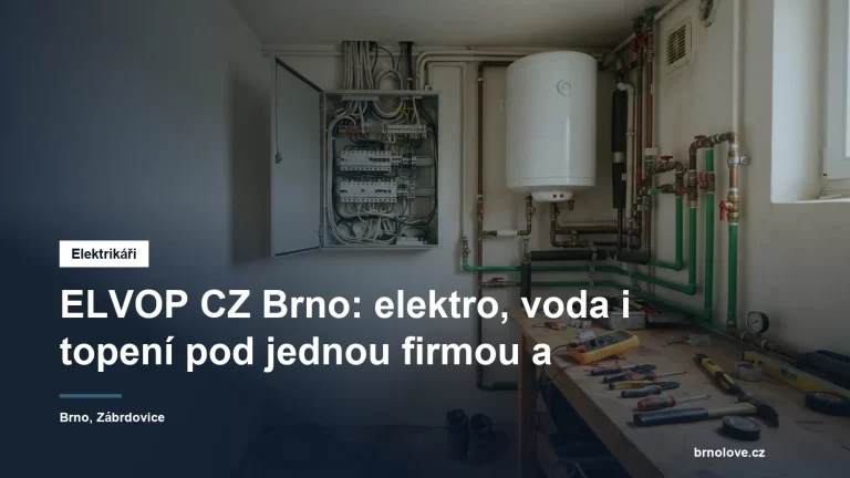Elektrikář s montážním nářadím u rozpracovaného rozvaděče a rozvodů v technické místnosti bytového domu