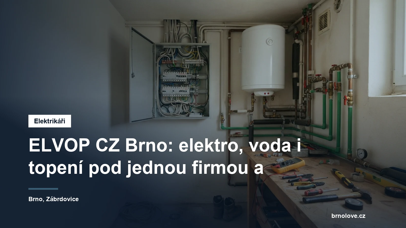 Elektrikář s montážním nářadím u rozpracovaného rozvaděče a rozvodů v technické místnosti bytového domu