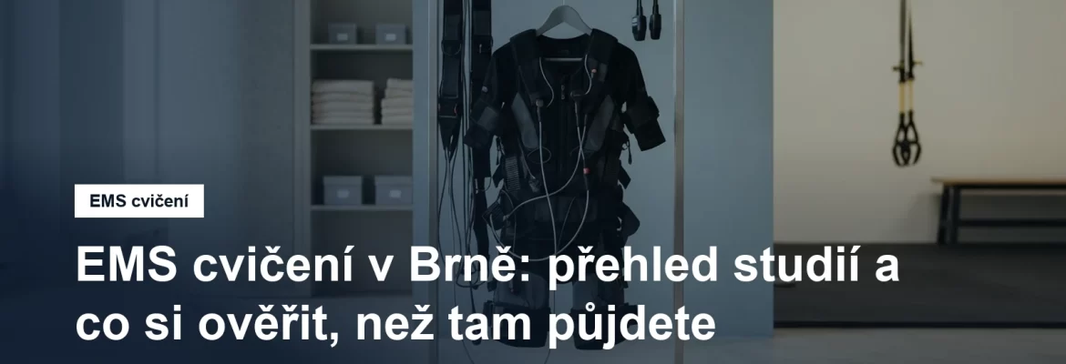 Elektrodová vesta a pásy připravené na stojanu v prosvětleném studiu, bez lidí