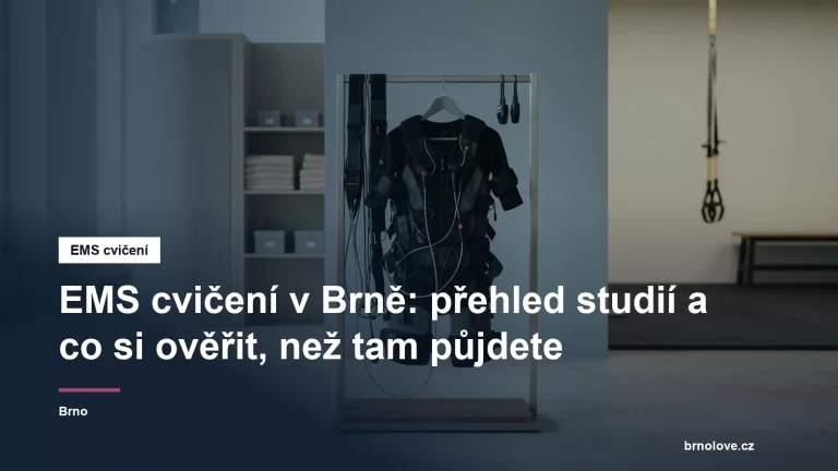 Elektrodová vesta a pásy připravené na stojanu v prosvětleném studiu, bez lidí