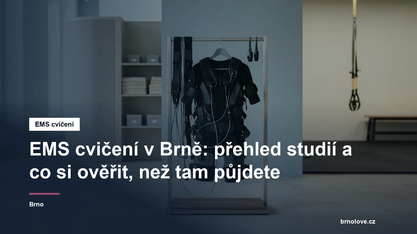 Elektrodová vesta a pásy připravené na stojanu v prosvětleném studiu, bez lidí