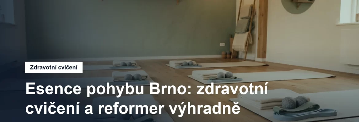 Komorní cvičební sál s podložkami, míčky a odporovými gumami, bez lidí