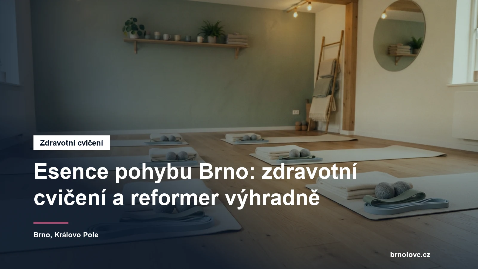 Komorní cvičební sál s podložkami, míčky a odporovými gumami, bez lidí