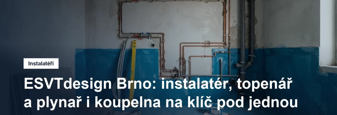 Rozestavěná koupelna při rekonstrukci, nové měděné a plastové rozvody vody ve vysekaných drážkách a připravená hydroizolace pod obklady