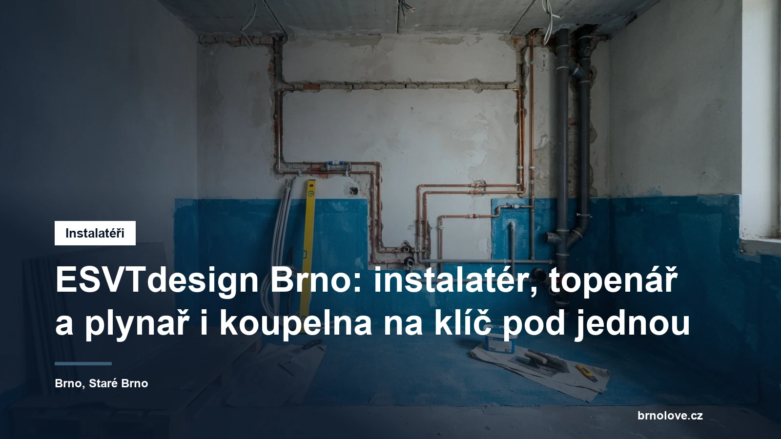 Rozestavěná koupelna při rekonstrukci, nové měděné a plastové rozvody vody ve vysekaných drážkách a připravená hydroizolace pod obklady