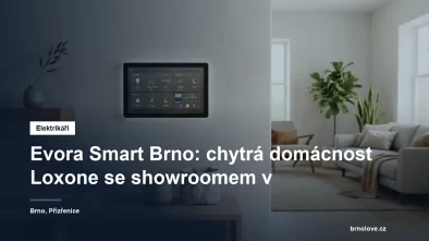 Nástěnný ovládací panel chytré domácnosti v moderním obývacím pokoji