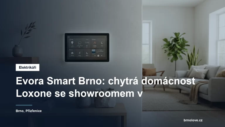 Nástěnný ovládací panel chytré domácnosti v moderním obývacím pokoji