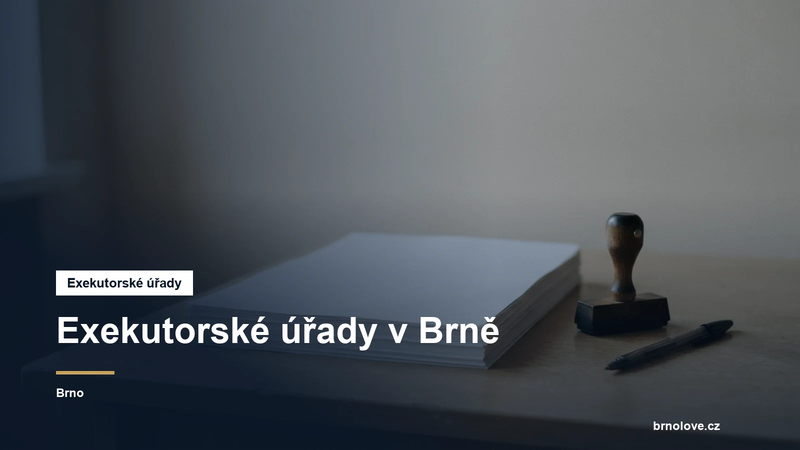 Úřední listiny a razítko na stole