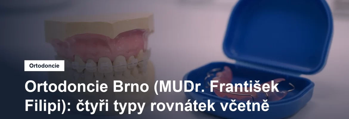 Detail modelu chrupu s fixním aparátem s průhlednými zámky, vedle na stolku snímací aparát v pouzdře