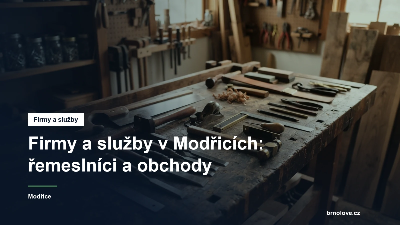 Řemeslné nářadí na pracovním stole
