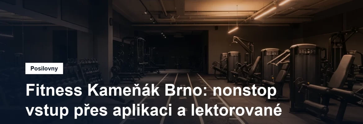 Prázdná posilovna se stojany na činky a běžeckou dráhou, večerní osvětlení