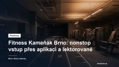 Prázdná posilovna se stojany na činky a běžeckou dráhou, večerní osvětlení