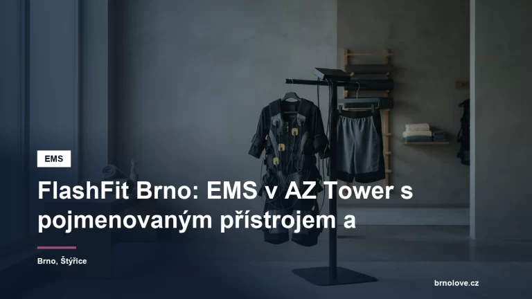 Minimalistické cvičební studio s elektrodovou vestou na věšáku, bez lidí