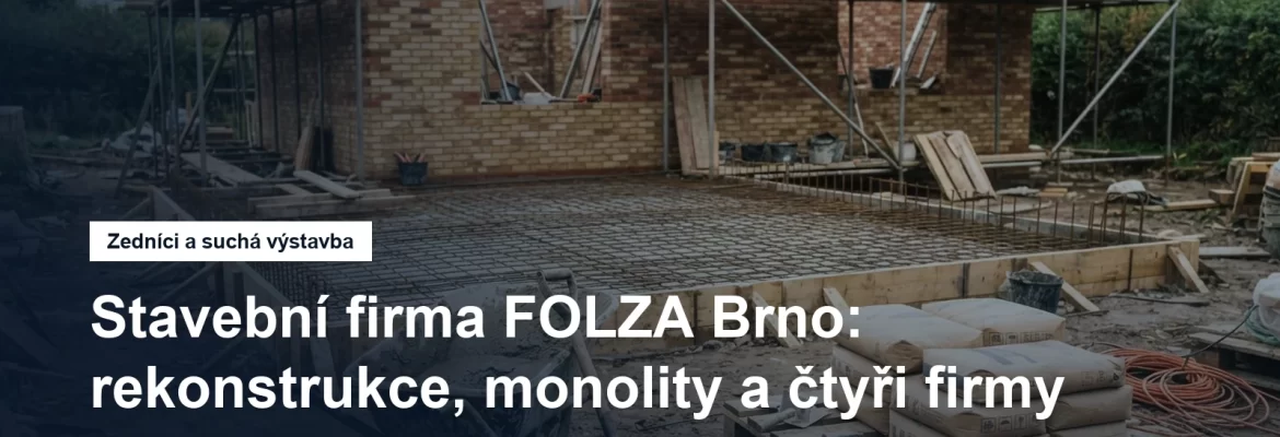 Rozestavěná hrubá stavba s bedněním monolitického stropu a zdivem v pozadí, na lešení nářadí