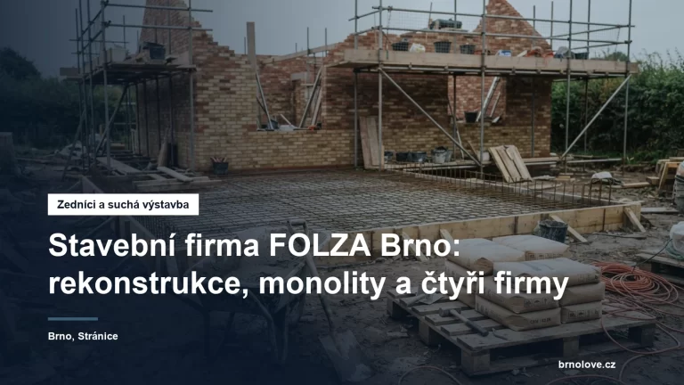 Rozestavěná hrubá stavba s bedněním monolitického stropu a zdivem v pozadí, na lešení nářadí