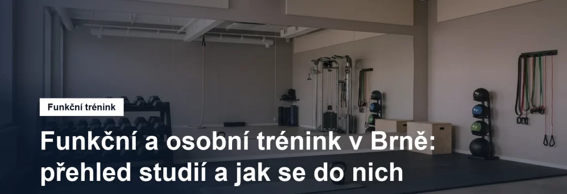 Tréninkový sál s činkami, podložkou a zrcadlem, připravený na trénink, bez lidí