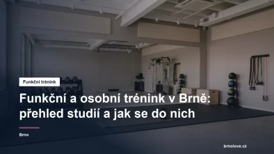 Tréninkový sál s činkami, podložkou a zrcadlem, připravený na trénink, bez lidí
