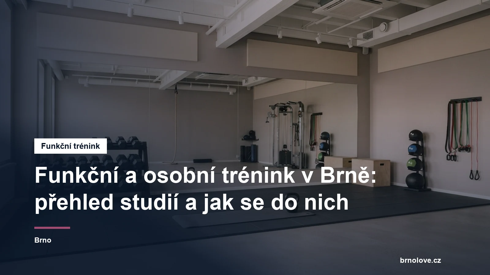 Tréninkový sál s činkami, podložkou a zrcadlem, připravený na trénink, bez lidí