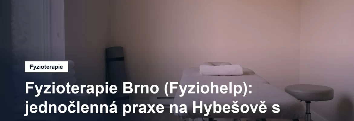 Jednoduchá fyzioterapeutická ordinace s lehátkem, židlí a podložkou opřenou o stěnu, u okna stolek s ručníky