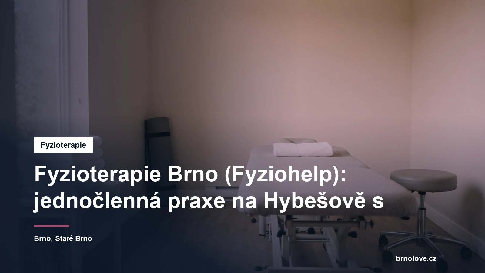 Jednoduchá fyzioterapeutická ordinace s lehátkem, židlí a podložkou opřenou o stěnu, u okna stolek s ručníky