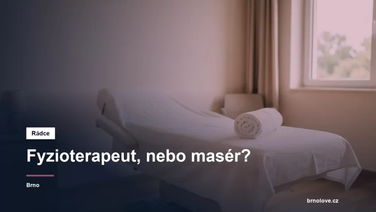 Prázdné rehabilitační lehátko u světlé stěny