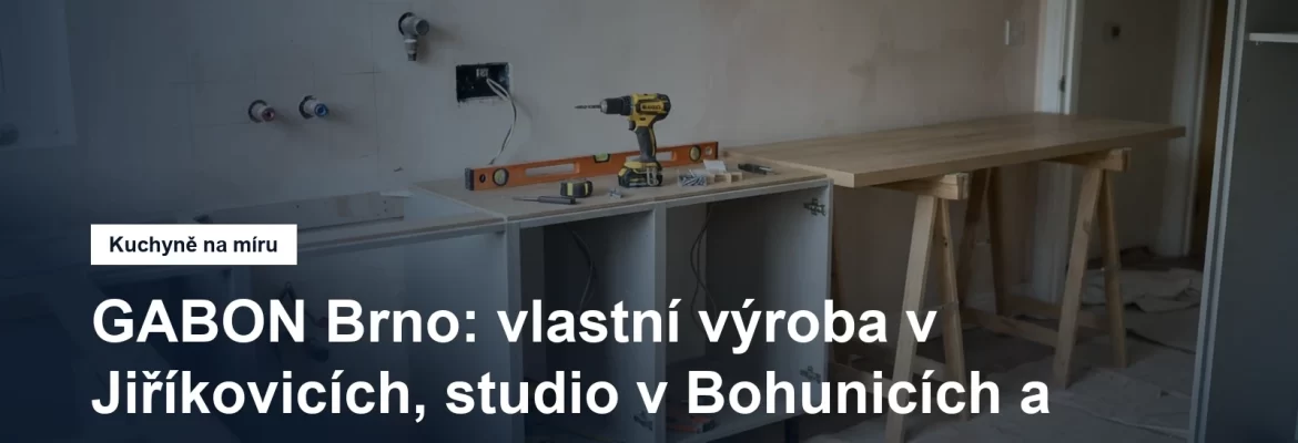 Rozestavěná kuchyňská linka v bytě, spodní skříňky bez dvířek, vedle nich nová pracovní deska a vývody vody na zdi