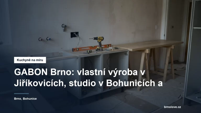 Rozestavěná kuchyňská linka v bytě, spodní skříňky bez dvířek, vedle nich nová pracovní deska a vývody vody na zdi