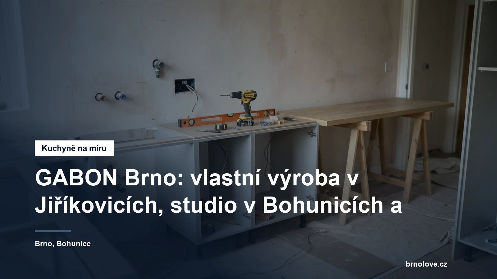 Rozestavěná kuchyňská linka v bytě, spodní skříňky bez dvířek, vedle nich nová pracovní deska a vývody vody na zdi