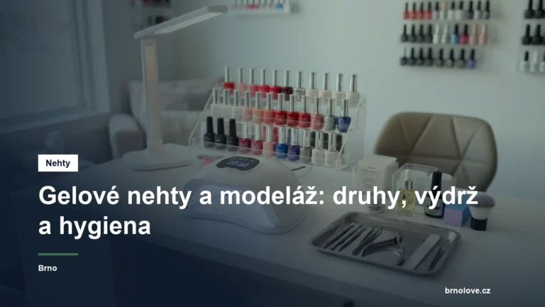 Stůl v nehtovém studiu s UV lampou, laky a nástroji na manikúru