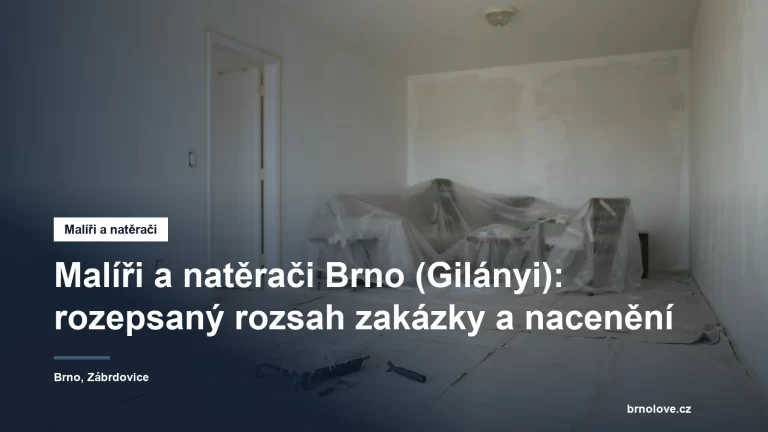 Pokoj připravený k malování, nábytek sesunutý doprostřed a přikrytý fólií, podlaha pod ochrannou plachtou a zásuvka přelepená páskou