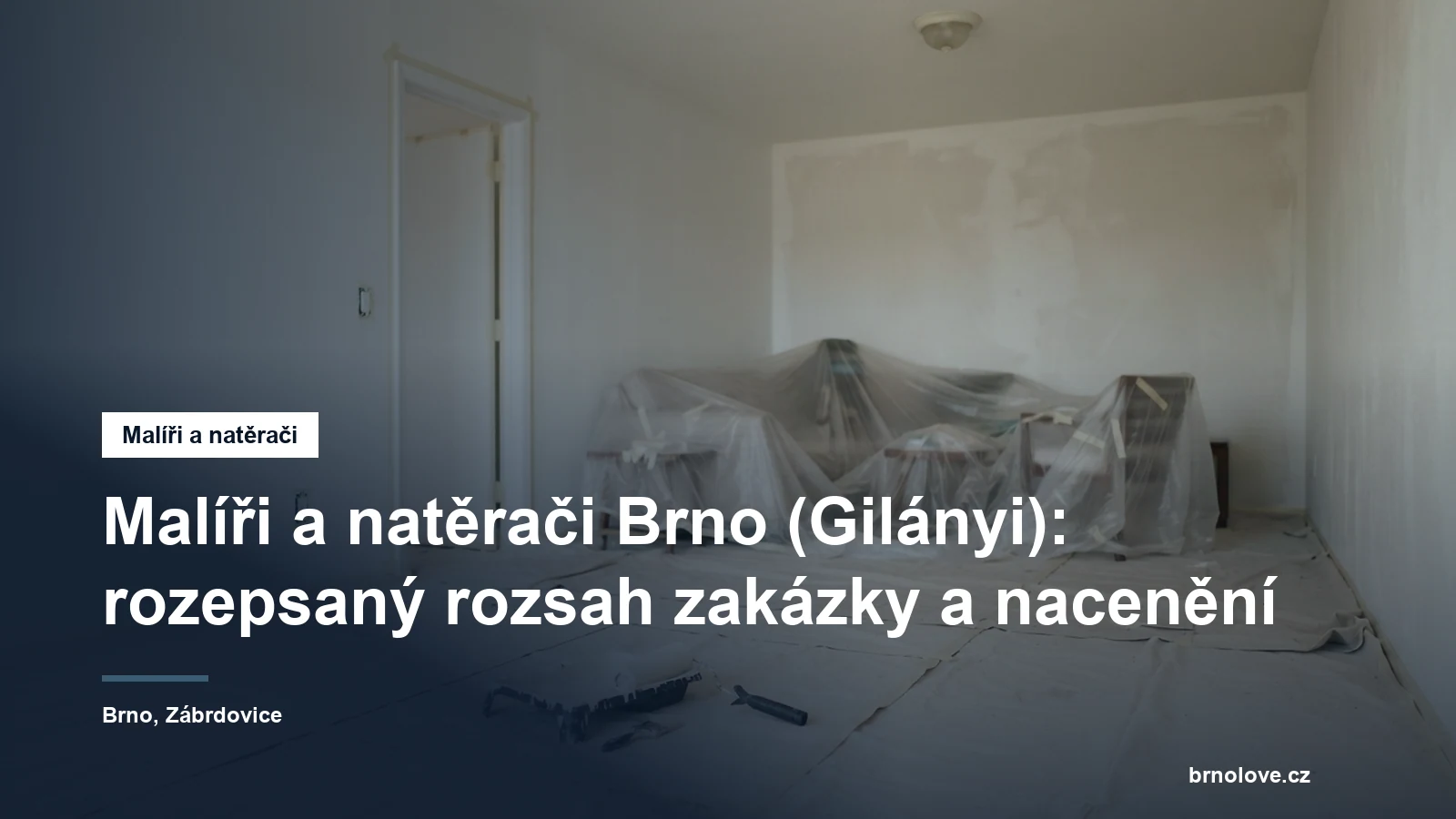 Pokoj připravený k malování, nábytek sesunutý doprostřed a přikrytý fólií, podlaha pod ochrannou plachtou a zásuvka přelepená páskou