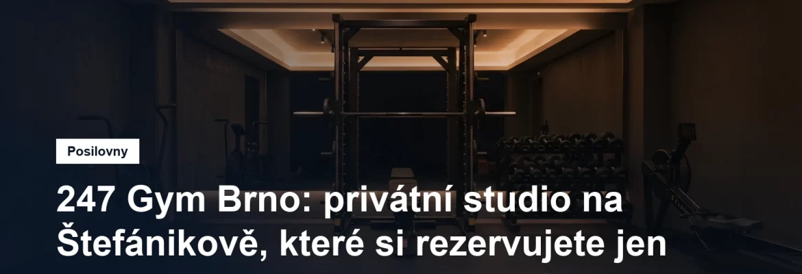 Malé privátní fitness studio s multipressem, lavicí a stojanem jednoručních činek, bez lidí