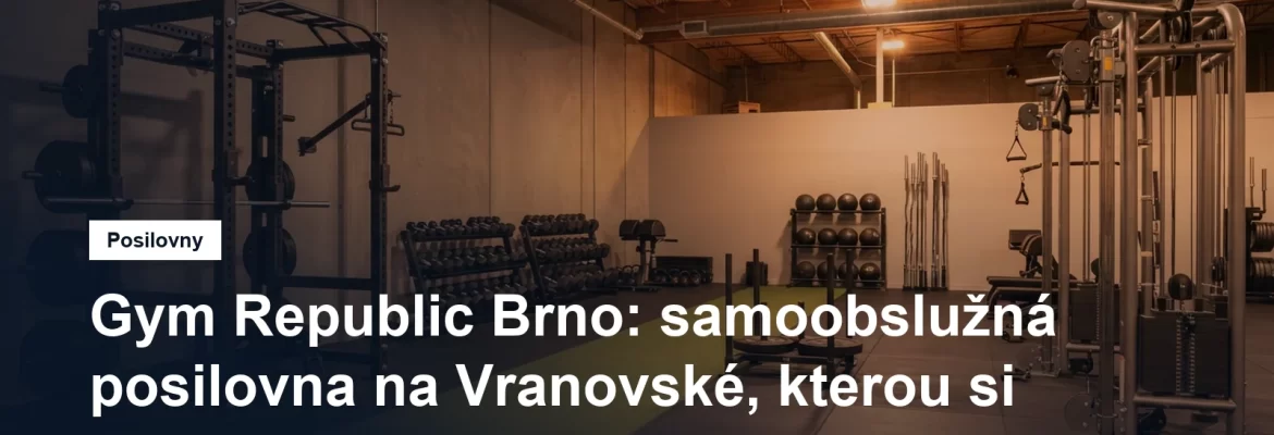 Prostorná silová posilovna s rackem, stojany jednoruček a kobercem na tažení sání
