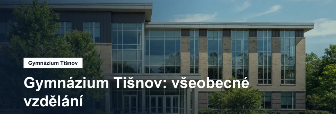 Budova gymnázia se školním dvorem