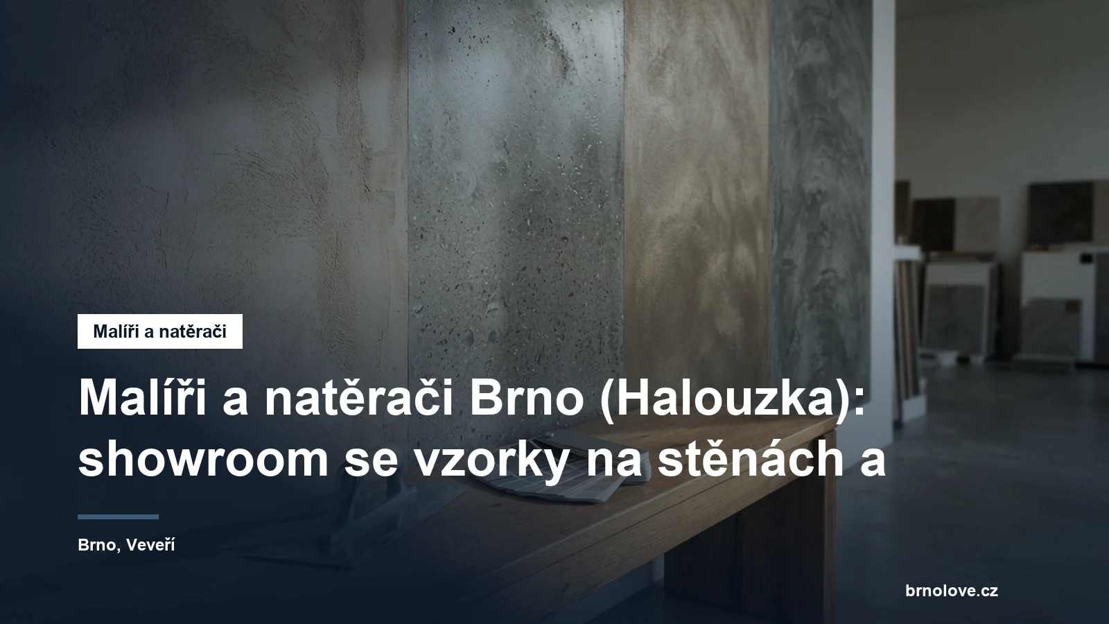 Stěna showroomu s ukázkami dekorativních stěrek a pohledového betonu nanesenými přímo na omítce, vedle nich hladítko a vzorník odstínů