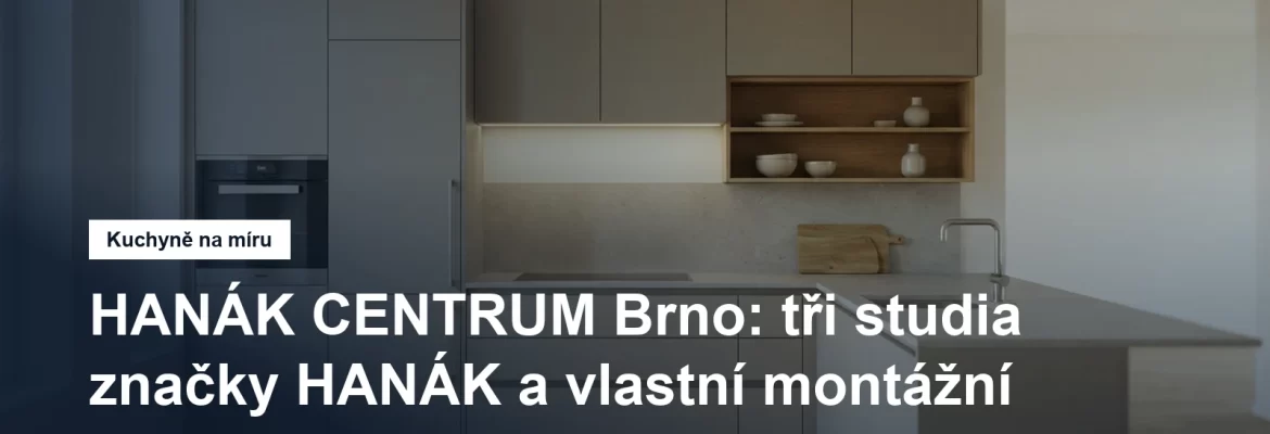 Moderní kuchyň na míru s bezúchytkovými lakovanými dvířky a kamennou pracovní deskou ve světlém interiéru