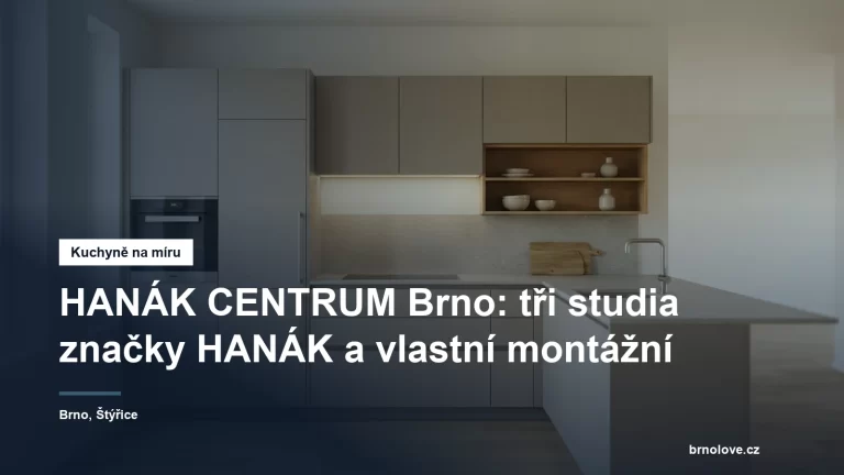 Moderní kuchyň na míru s bezúchytkovými lakovanými dvířky a kamennou pracovní deskou ve světlém interiéru