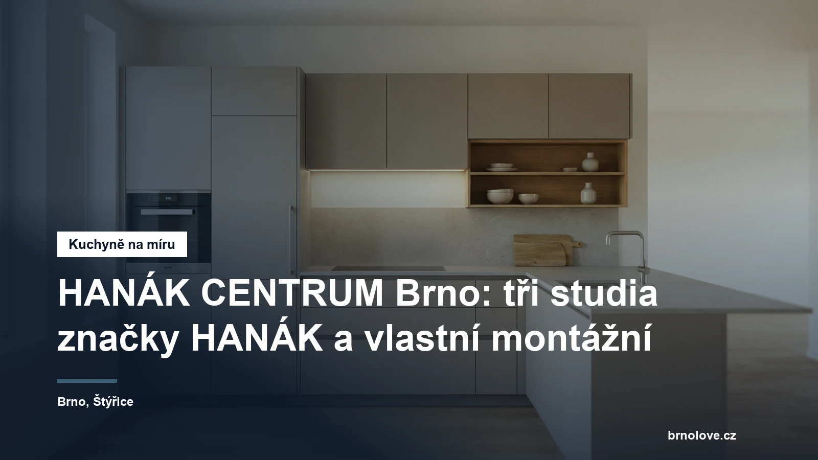 Moderní kuchyň na míru s bezúchytkovými lakovanými dvířky a kamennou pracovní deskou ve světlém interiéru