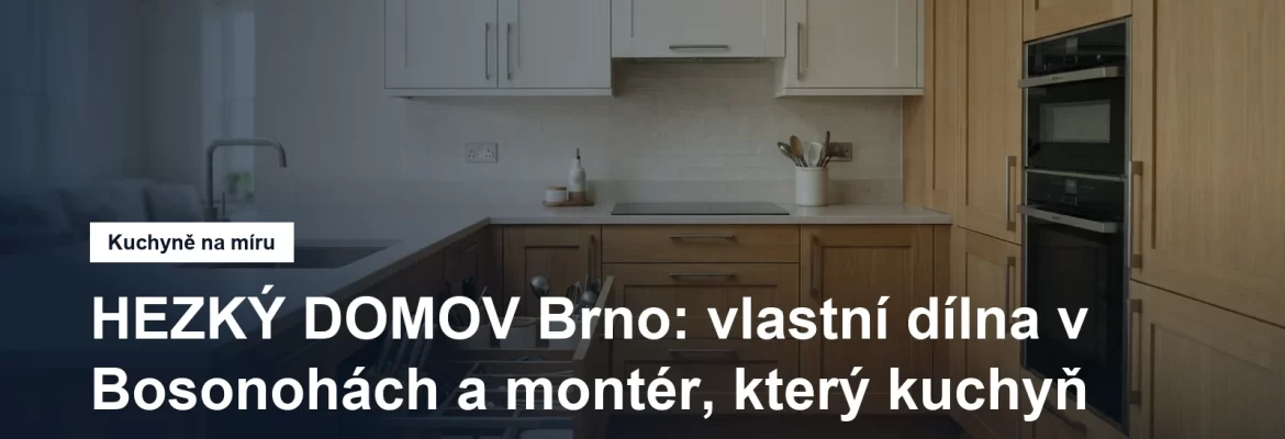Kuchyň na míru s dřevěnými dvířky a světlou pracovní deskou v prosvětleném interiéru