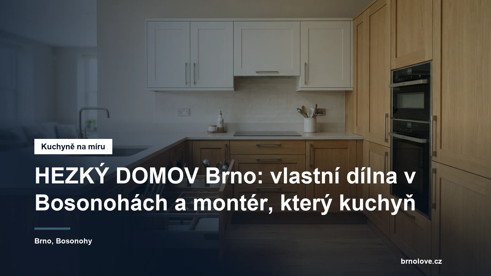 Kuchyň na míru s dřevěnými dvířky a světlou pracovní deskou v prosvětleném interiéru