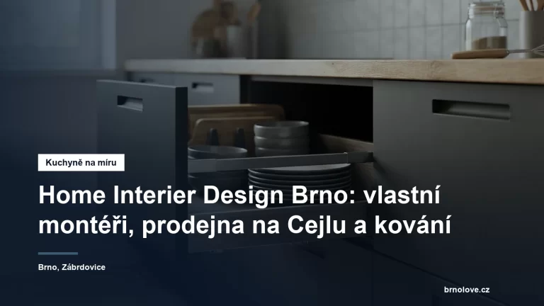 Detail otevřené zásuvky kuchyňské linky s kováním, dvířka v matném dekoru a dřevěná pracovní deska