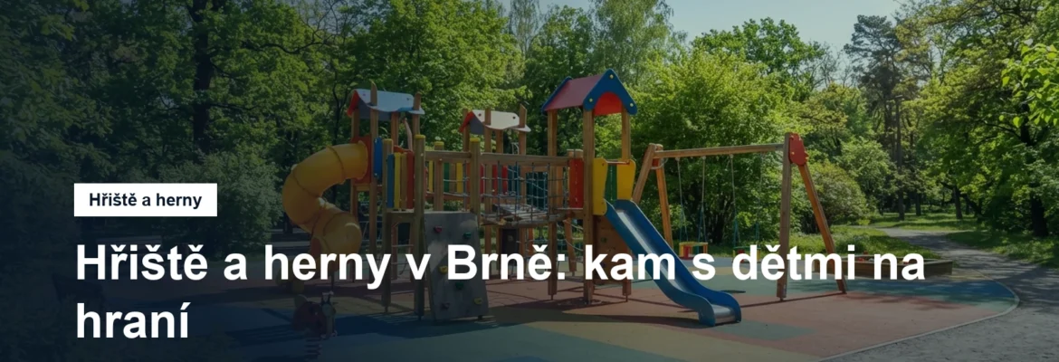 Dětské hřiště s prolézačkami v parku
